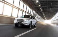 林肯冒险家和奔驰GLB全方位对比，谁能独领风骚？