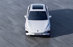 拉开荣威品牌新能源征程序幕 荣威中高级纯电轿车D7官图发布