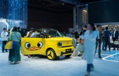 “出行玩伴”变身“社交神器”吉利熊猫mini小黄鸭限定版上海车展上市售价5.39万起