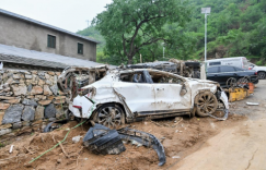 暴雨退去，极狐汽车泡水72小时还能开，这就是传说中的放心车