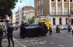 离奇车祸！丰田普锐斯“撞翻”奔驰越野