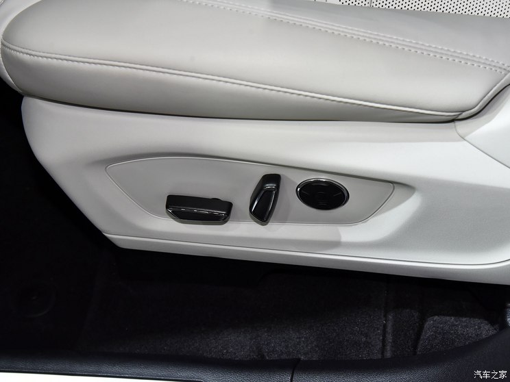 长安福特 探险者 2023款 EcoBoost 285 四驱赤金版 6座 长安福特 探险者 2023款 EcoBoost 285 四驱赤金版 6座