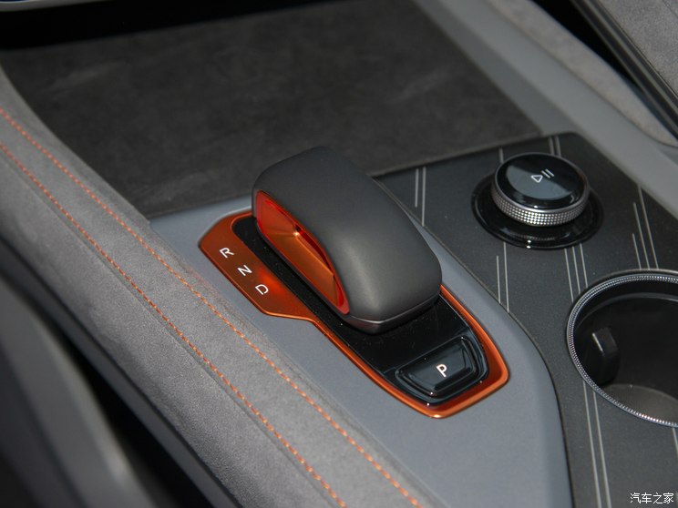 极氪 极氪001 2024款 三元锂 双电机 极氪 极氪001 2024款 三元锂 双电机